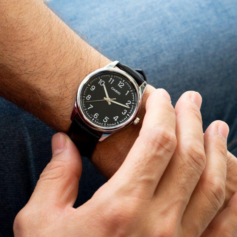 Relógio Masculino Casio de Couro Preto Analógico MTP-V005L-1B4UDF